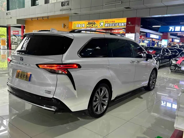 Toyota Sienna — Фото автомобиля 21