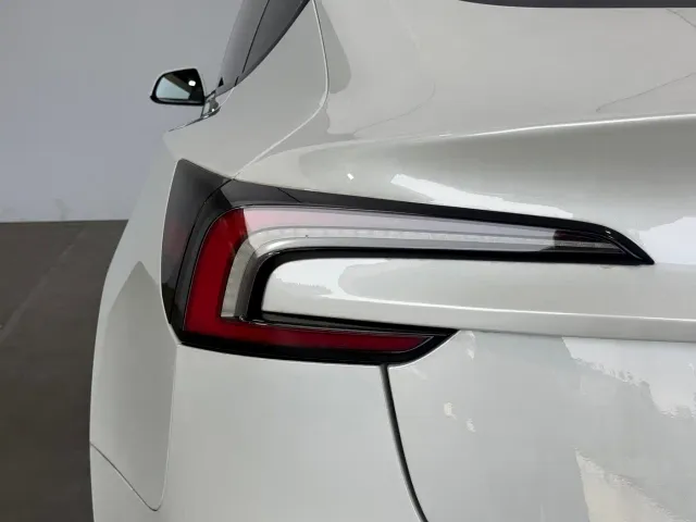 Tesla Model 3 — Фото автомобиля 12