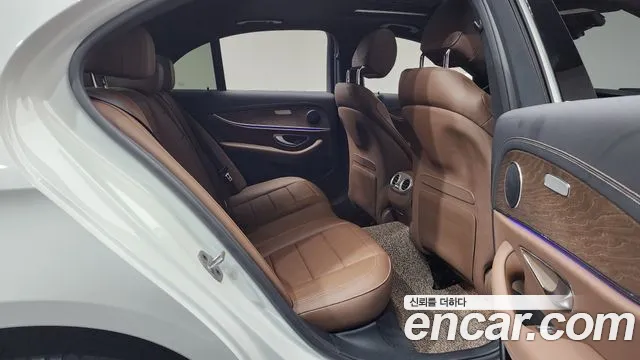 Mercedes-Benz E-Class — Фото автомобиля 12