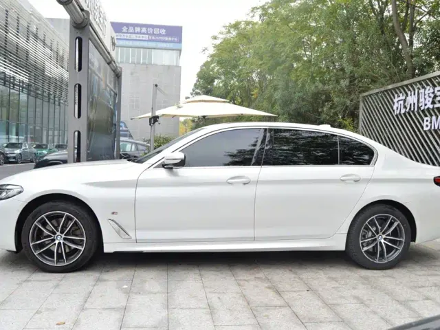 BMW 5 Series — Фото автомобиля 3