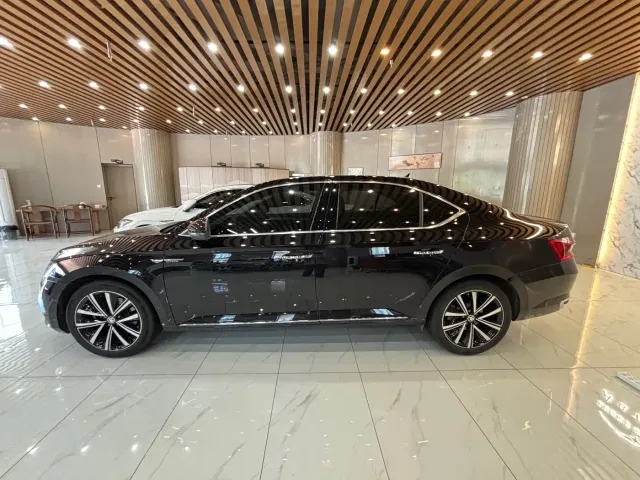 Skoda Superb — Фото автомобиля 2