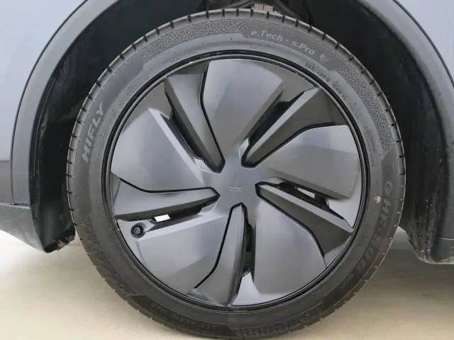 Tesla Model Y — Фото автомобиля 11