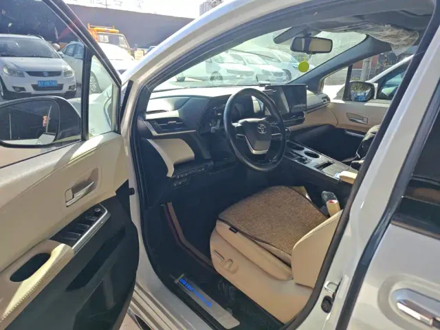 Toyota Sienna — Фото автомобиля 10