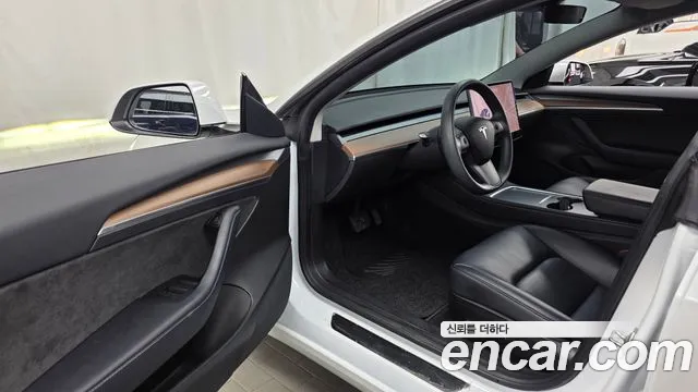 Tesla Model 3 — Фото автомобиля 10