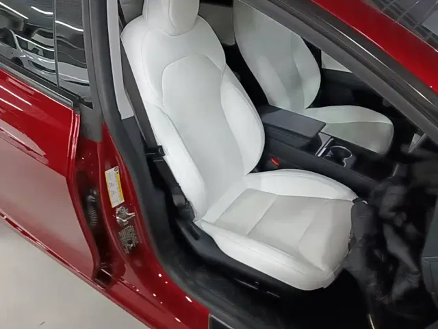 Tesla Model 3 — Фото автомобиля 24