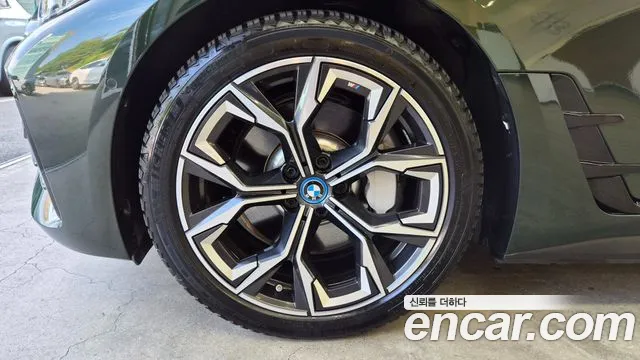 BMW i4 — Фото автомобиля 5