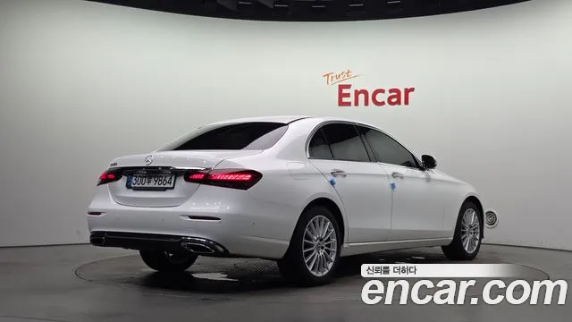 Mercedes-Benz E-Class — Фото автомобиля 2