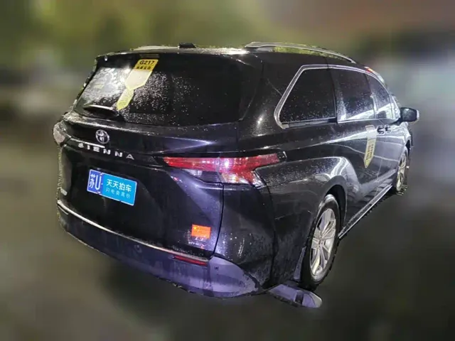 Toyota Sienna — Фото автомобиля 2