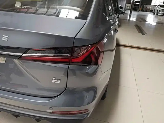 Roewe i5 — Фото автомобиля 7