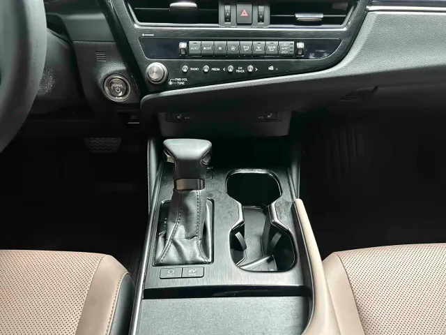 Lexus ES — Фото автомобиля 8