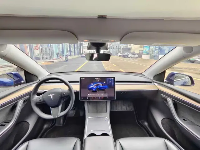 Tesla Model Y — Фото автомобиля 5