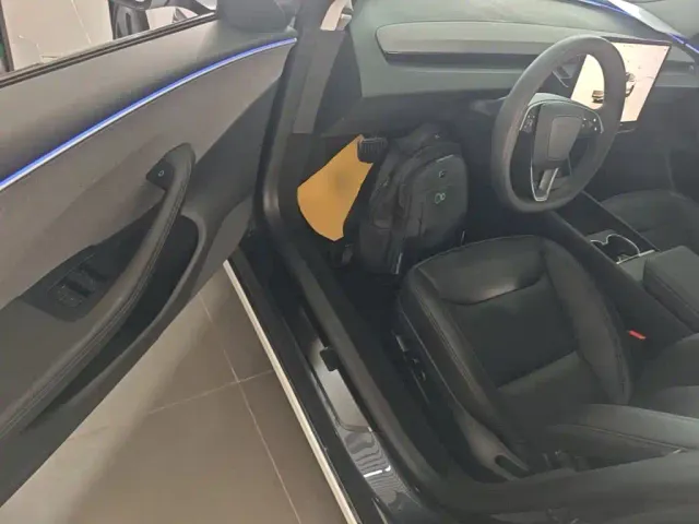 Tesla Model 3 — Фото автомобиля 15