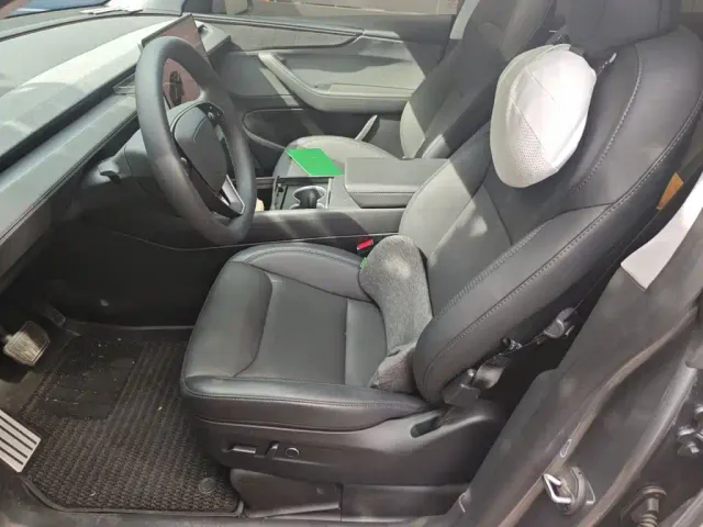 Tesla Model Y — Фото автомобиля 11