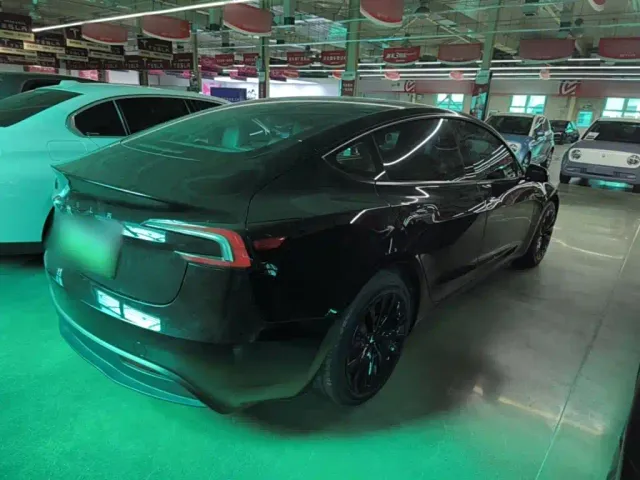 Tesla Model 3 — Фото автомобиля 6