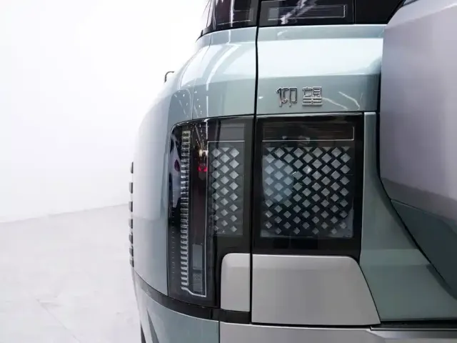 BYD U8 — Фото автомобиля 18