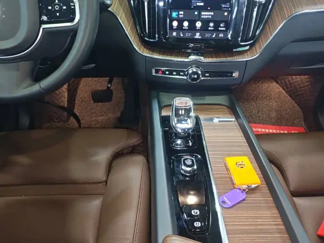 Volvo XC60 — Фото автомобиля 13