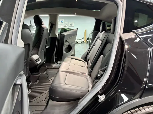 Tesla Model Y — Фото автомобиля 16