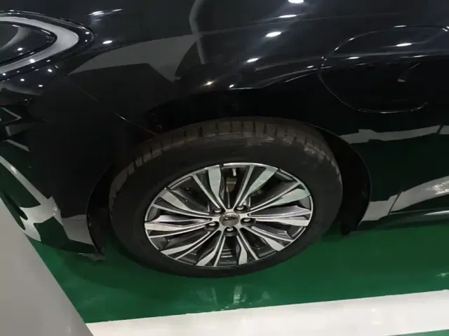 Hongqi E-QM5 — Фото автомобиля 22