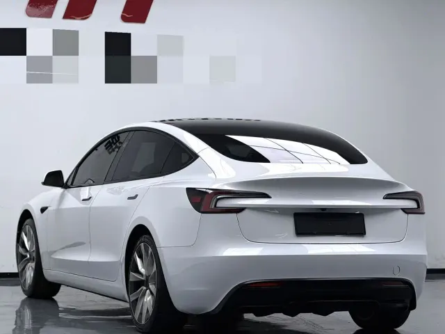 Tesla Model 3 — Фото автомобиля 7
