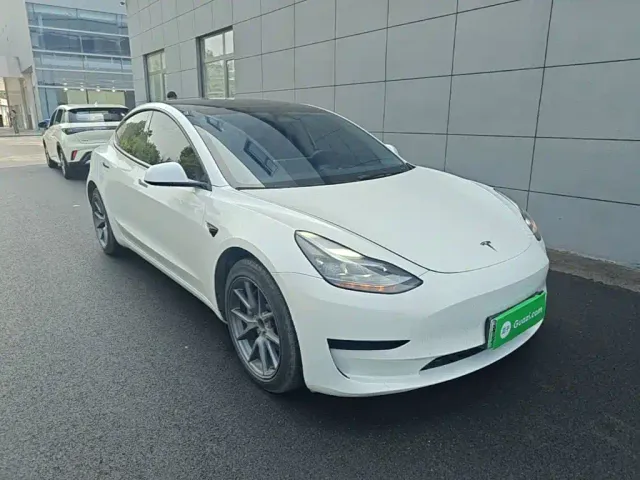 Tesla Model 3 — Фото автомобиля 3