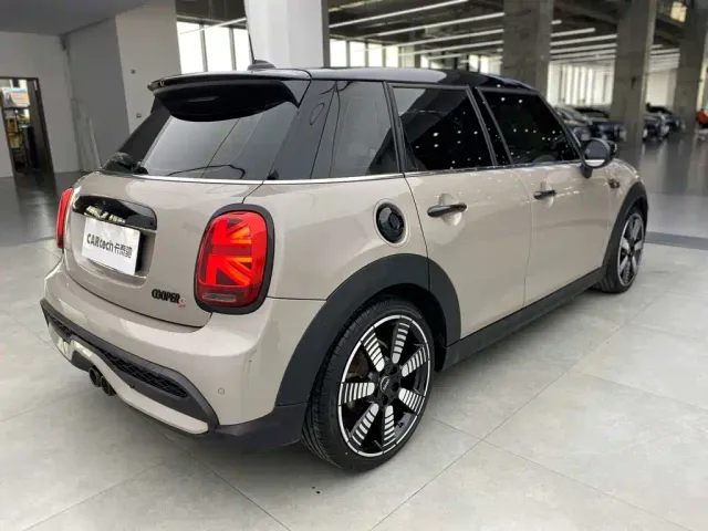 MINI MINI 2023 Facelift 2.0T COOPER S Artist 5-Door — Фото автомобиля 3