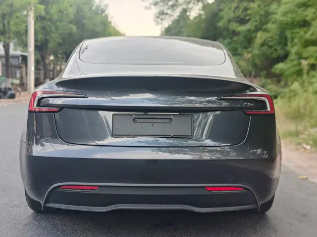 Tesla Model 3 — Фото автомобиля 10