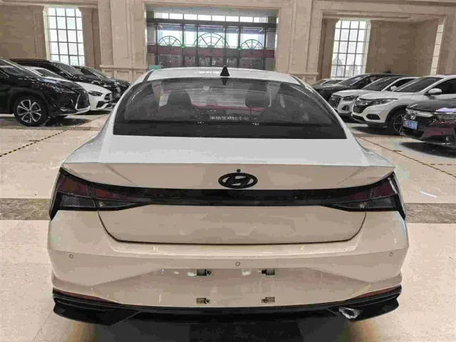 Hyundai Elantra — Фото автомобиля 12