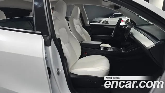 Tesla Model Y — Фото автомобиля 16