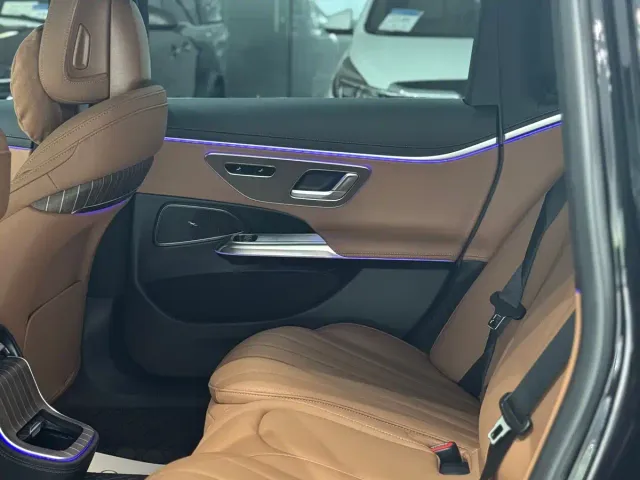 Mercedes-Benz E-Class — Фото автомобиля 8