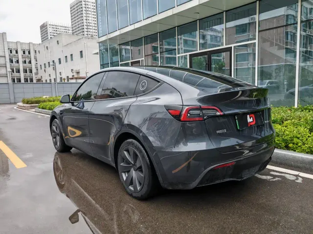 Tesla Model Y — Фото автомобиля 7