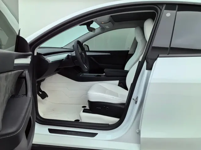Tesla Model Y — Фото автомобиля 17