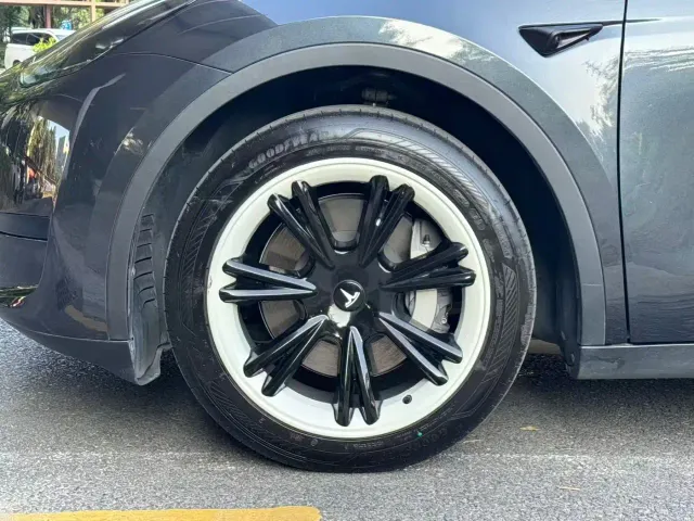 Tesla Model Y — Фото автомобиля 17