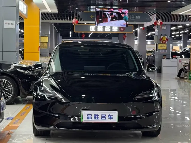 Tesla Model 3 — Фото автомобиля 2