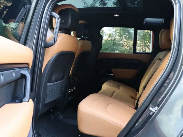 Land Rover Defender — Фото автомобиля 12