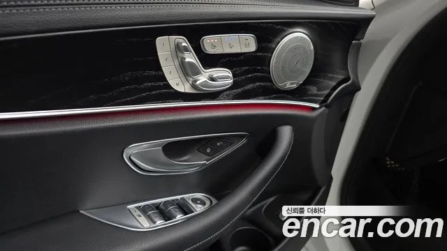 Mercedes-Benz E-Class — Фото автомобиля 24