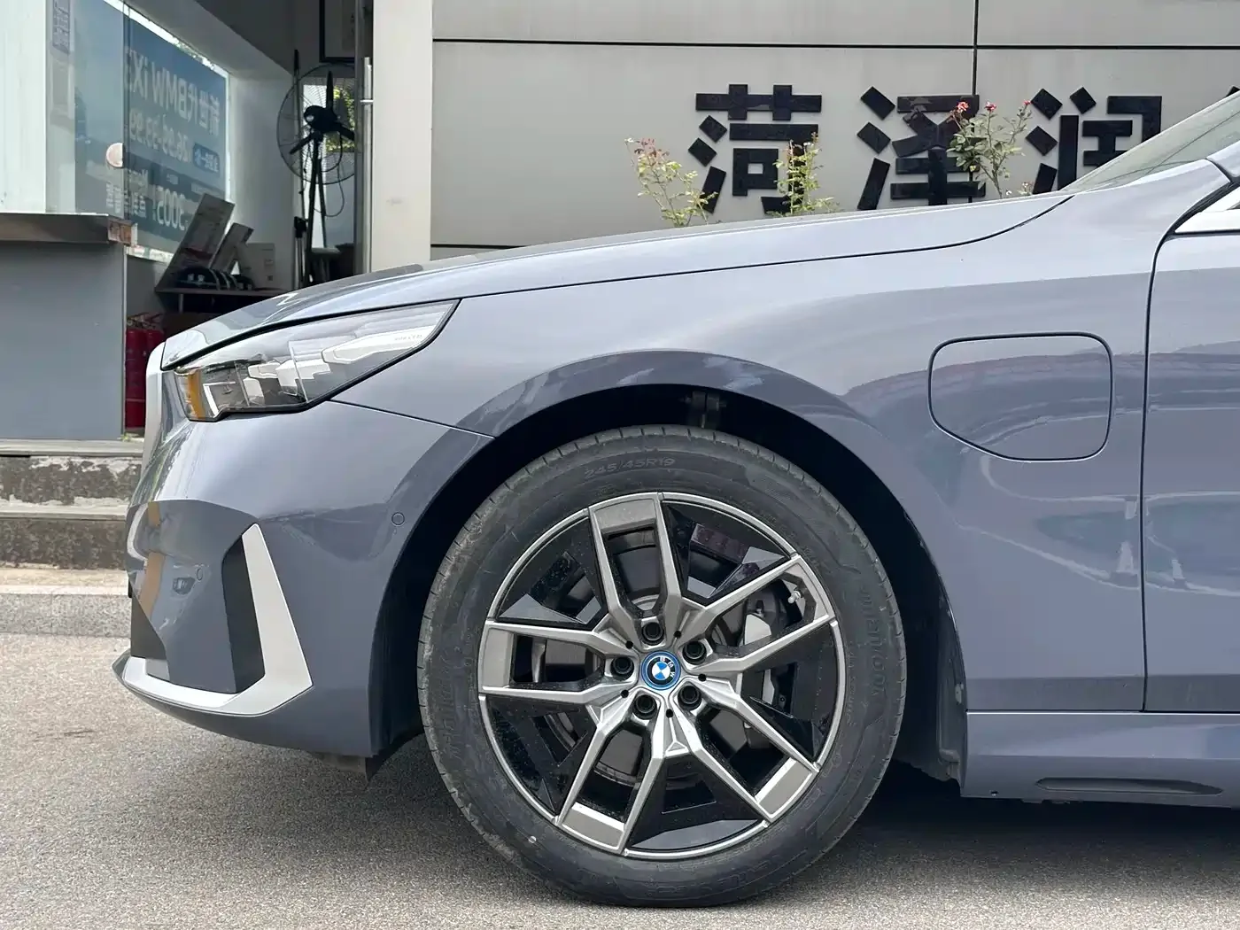 BMW BMW i5 2024 eDrive 35L Luxury Package — Фото автомобиля 10