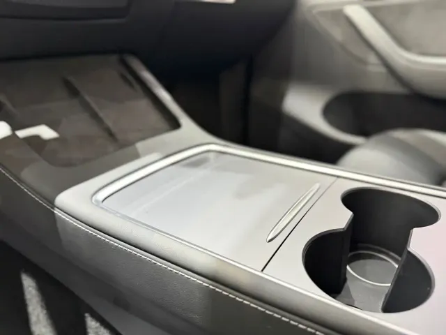 Tesla Model Y — Фото автомобиля 10