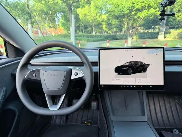 Tesla Model 3 — Фото автомобиля 8