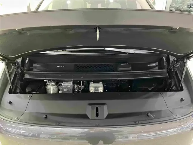 Li Auto MEGA — Фото автомобиля 14