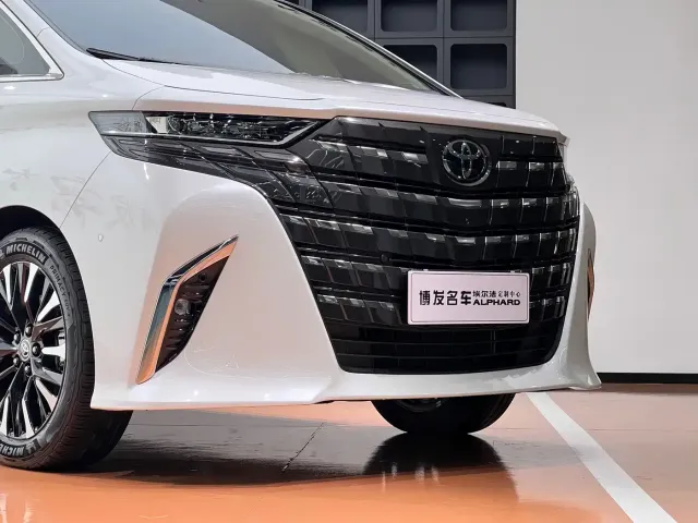 Toyota Alphard — Фото автомобиля 4