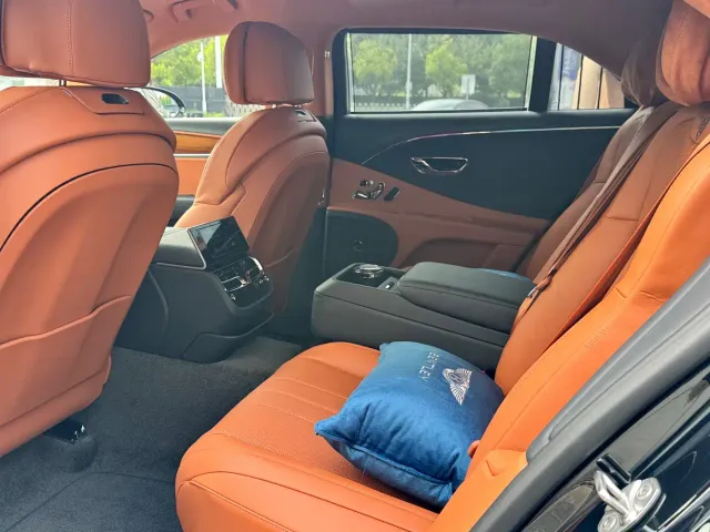 Bentley Flying Spur — Фото автомобиля 11