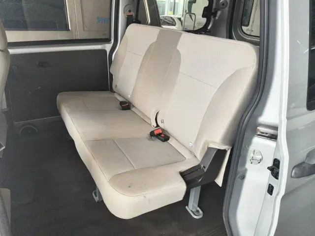 Wuling Hongguang V — Фото автомобиля 10