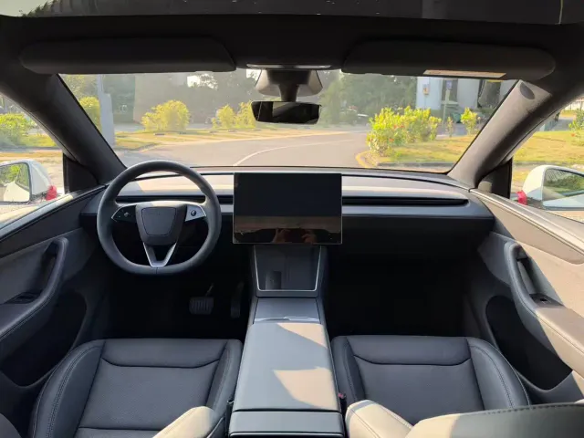 Tesla Model Y — Фото автомобиля 11