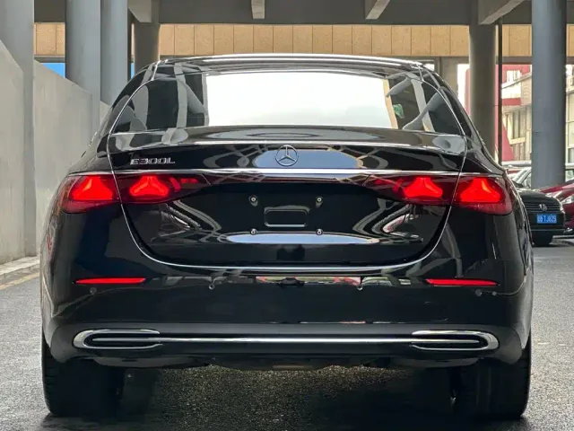 Mercedes-Benz E-Class — Фото автомобиля 4