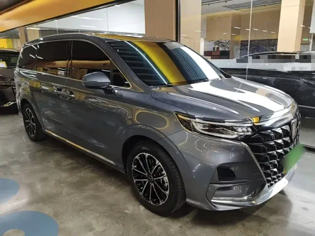 Roewe iMAX8 — Фото автомобиля 3