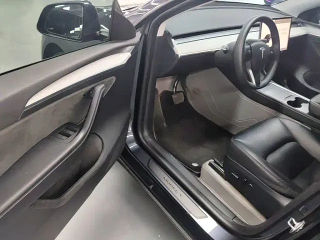Tesla Model Y — Фото автомобиля 11