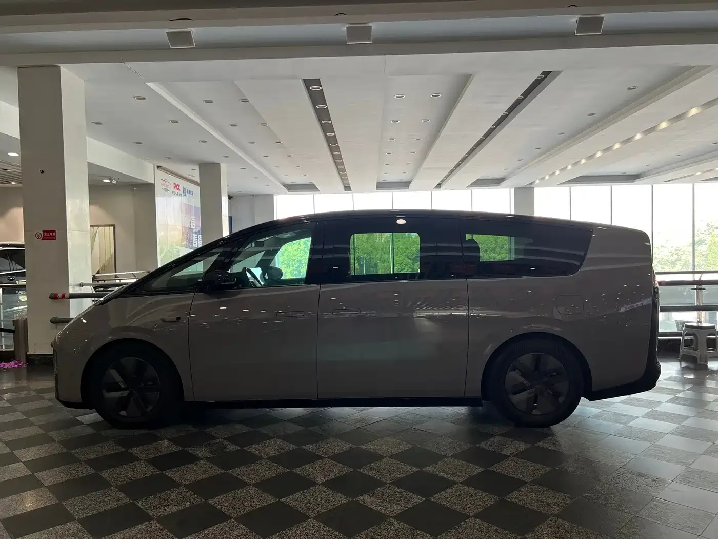 Li Auto Li Auto MEGA 2025 Model Home Family Special Edition — Фото автомобиля 4