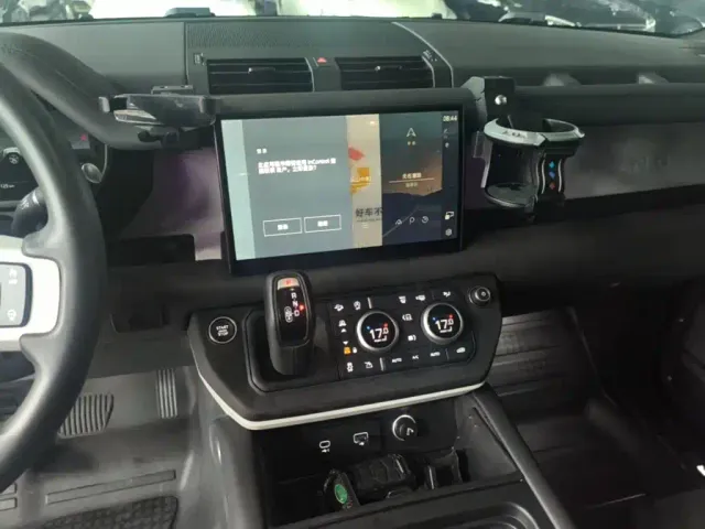 Land Rover Defender — Фото автомобиля 12