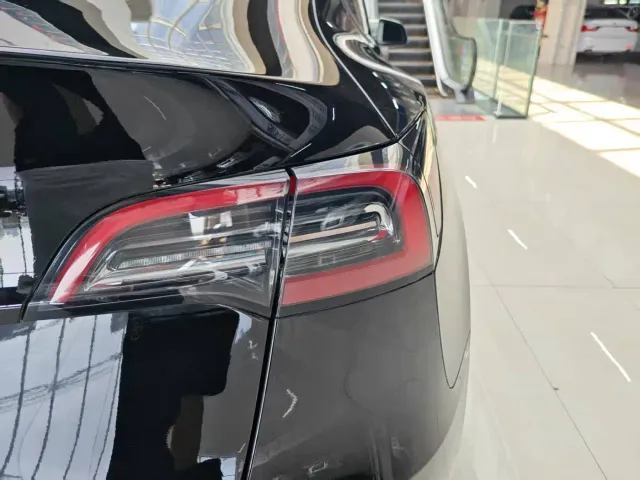 Tesla Model Y — Фото автомобиля 16