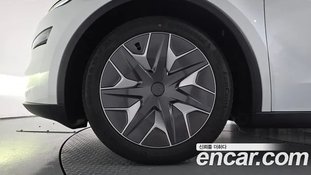 Tesla Model Y — Фото автомобиля 4